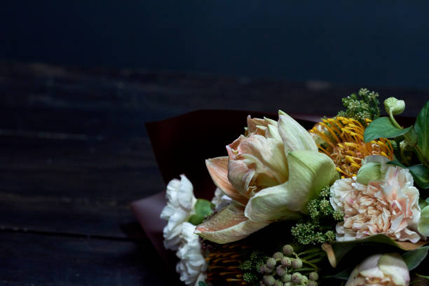 bouquet da primo piano di dettaglio in colori pastello in stile vintage su sfondo scuro, messa a fuoco selettiva - flower head bouquet built structure carnation foto e immagini stock