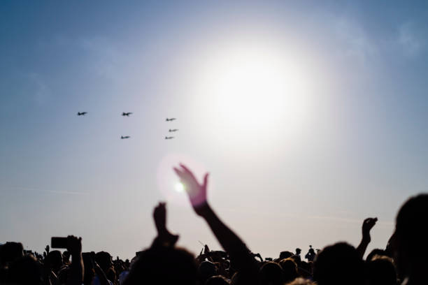 airshow y personas en el espacio público - airshow fotografías e imágenes de stock