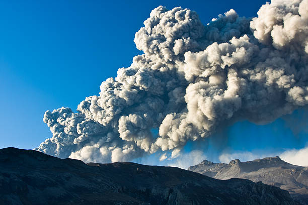 エイヤフィヤトラヨークトル噴火 - iceland image horizontal color image ストックフォトと画像