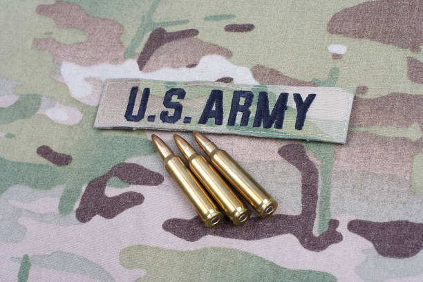 cinta de rama us army y cartuchos de 5,56 mm sobre uniforme de camuflaje - sergeant marines patch military fotografías e imágenes de stock