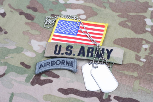 us army pestaña aerotransportada, parche de bandera, con etiqueta de perro en uniforme de camuflaje - sergeant marines patch military fotografías e imágenes de stock