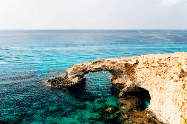 bridge of lovers formacji skalnej na skalistym brzegu morza śródziemnego na wyspie cypr ayia napa. nie ma ludzi. - greco roman zdjęcia i obrazy z banku zdjęć