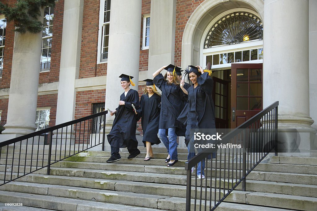 Gruppe von Absolventen Laufen auf Schritte - Lizenzfrei Akademischer Abschluss Stock-Foto