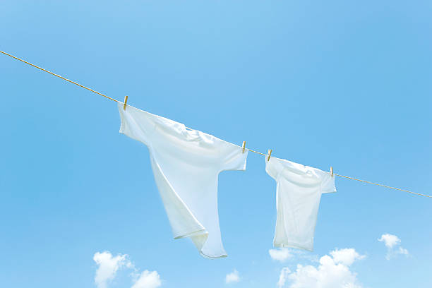 t-shirt branca - clothesline imagens e fotografias de stock