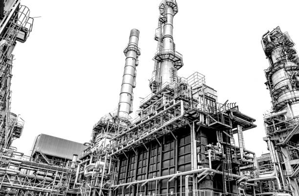 흰색 배경의 정유 공장 - chemical plant refinery industry pipe 뉴스 사진 이미지