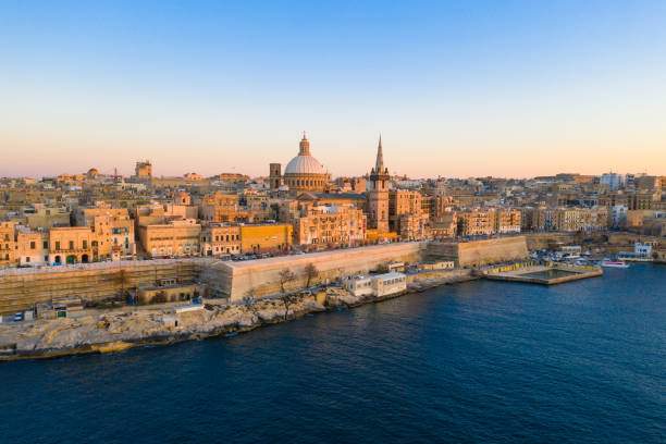 luftaufnahme von valletta stadt - hauptstadt von malta land. sonnenuntergang, abend, kirche - travel europe night dome stock-fotos und bilder