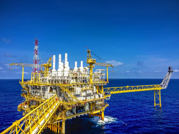 Offshore Rig Large offshore drilling oil rig plant in the gulf wellhead stock pictures, royalty-free photos & images