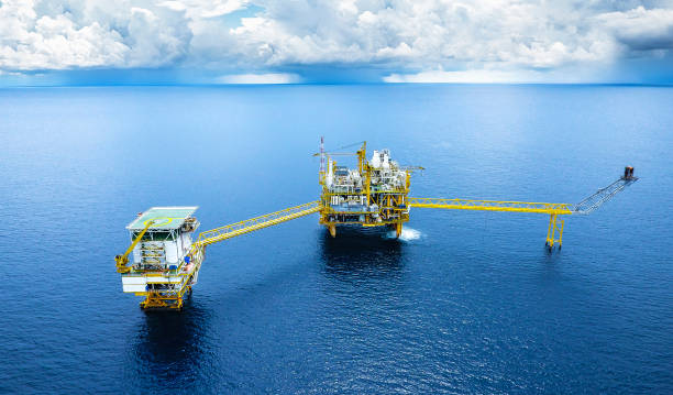 Offshore Rig Large offshore drilling oil rig plant in the gulf oil wellhead stock pictures, royalty-free photos & images