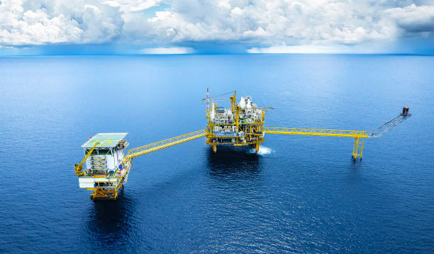 platforma offshore - derrick crane drilling rig well sky zdjęcia i obrazy z banku zdjęć