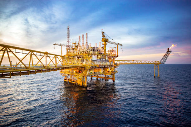 offshore rig - oil rig sea drilling rig sunset fotografías e imágenes de stock