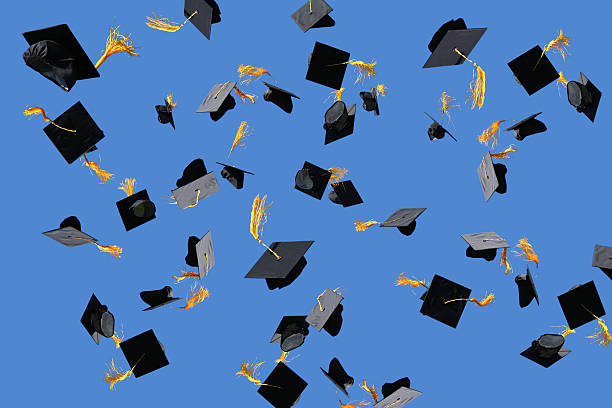 remise des diplômes jettent casquettes dans l'air - lancer photos et images de collection