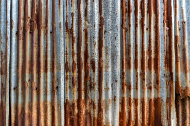piastra di ferro zincata arrugginito, macchia rossa sulla vecchia trama della parete in lamiera. - corrugated steel foto e immagini stock