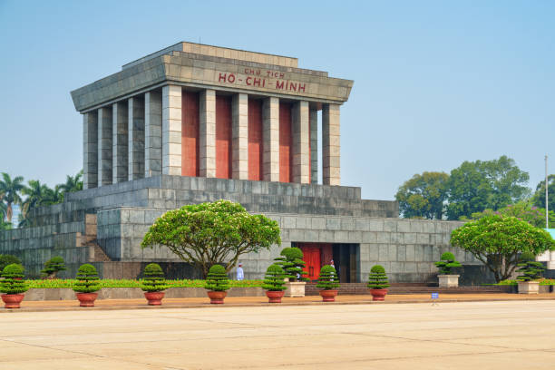 le président ho chi minh mausolée à hanoi, vietnam - vietnam travel destinations ho chi minh city ho chi minh photos et images de collection