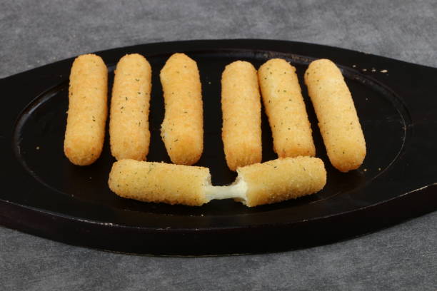 fried mozzarella sticks crispy - mozzarella stick appetizer fried imagens e fotografias de stock