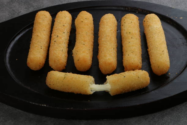 fried mozzarella sticks crispy - mozzarella stick appetizer fried imagens e fotografias de stock