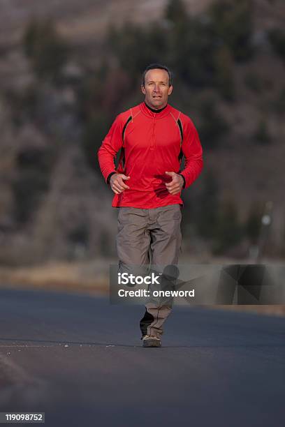 Hombre Para Correr En La Calle Foto de stock y más banco de imágenes de 40-49 años - 40-49 años, Actividad física, Adulto