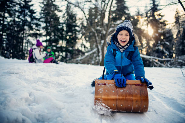 menino que aprecia tobogã no dia de inverno - sleding - fotografias e filmes do acervo