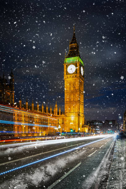 torre big ben y westminster palace con nieve caída, londres, reino unido - london england thames river storm rain fotografías e imágenes de stock