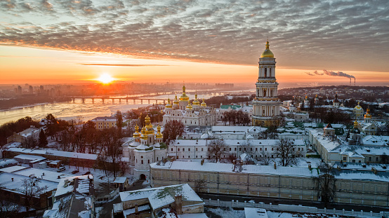 Naranja puesta de sol y nube sobre el paisaje urbano Kiev, Ucrania, Europa photo