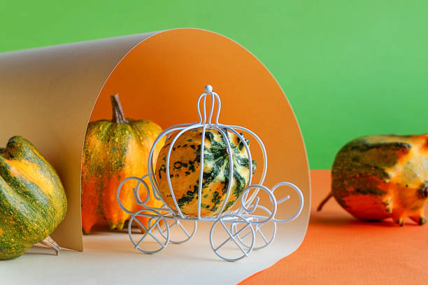 carrozza in filo in miniatura bianca e zucca decorativa. il concetto di vacanza, fiaba, ricco raccolto. messa a fuoco selettiva, layout per il design. - princess diet foto e immagini stock