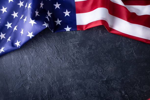bendera usa pada latar belakang gelap - american flag potret stok, foto, & gambar bebas royalti