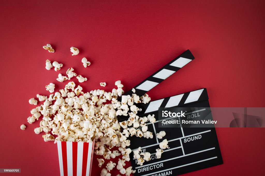 Popcorn und Klappbrett - Lizenzfrei Kinofilm Stock-Foto