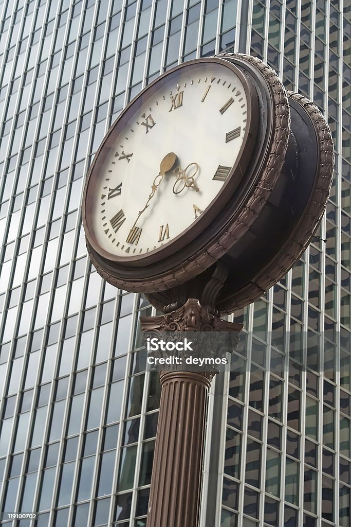 Reloj de la calle frente de un rascacielos de vidrio - Foto de stock de Aire libre libre de derechos