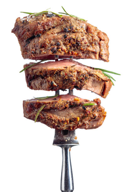 stek wołowy na widelcu wyizolowany na białym tle. - cooked sirloin steak steak green zdjęcia i obrazy z banku zdjęć