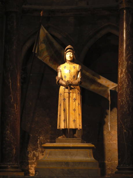 estatua de juana de arco en la catedral de reims - catedral de reims fotografías e imágenes de stock