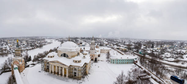 鳥瞰図から撮影した冬の街のパノラマ。雪に覆われた風景。トルジョク、ロシア。 - church in the snow ストックフォトと画像