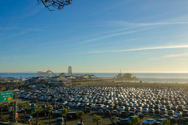 aérea: bela vista de drone de um estacionamento completo pelo cais de santa monica - beach parking lot car equipment - fotografias e filmes do acervo