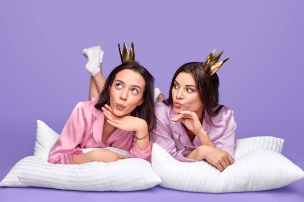 princesas jóvenes durante la pijamada - bedding cushion purple pillow fotografías e imágenes de stock