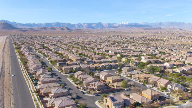 ドローン:モハベ砂漠に広がるラスベガス郊外の風光明媚なショット - nevada usa desert arid climate ストックフォトと画像