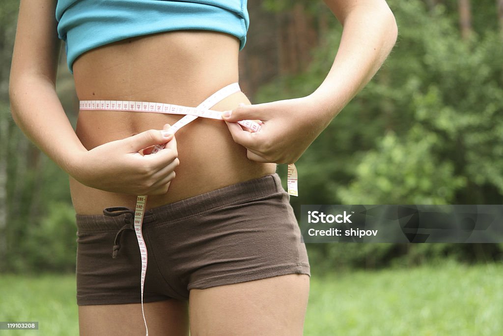 Donna misura girovita - Foto stock royalty-free di Abbigliamento sportivo