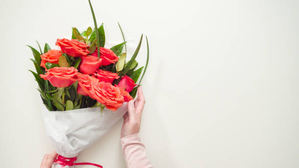 istock Florist wrapping red roses 1191036216