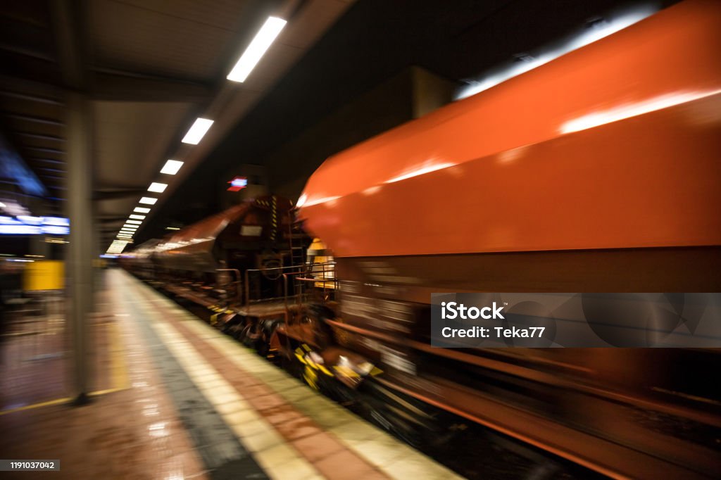 Güterzug rast nachts durch einen Bahnhof - Lizenzfrei Container Stock-Foto
