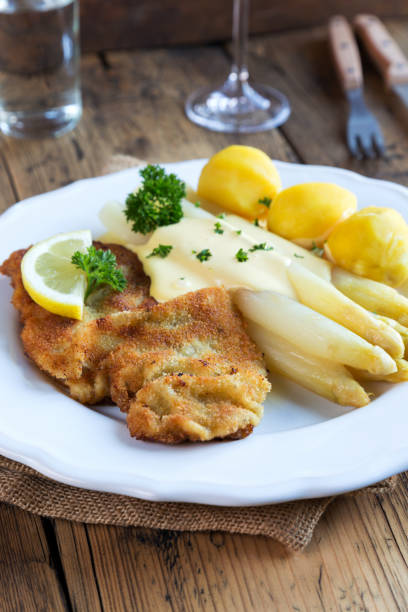 cotoletta con asparagi e patate - schnitzel cutlet food meal foto e immagini stock