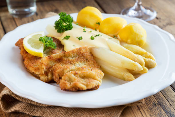 cutlet with asparagus and potatoes - schnitzel cutlet food meal imagens e fotografias de stock