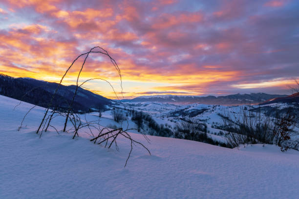 夜明けの冬の山岳田舎 - snow horizon winter shed ストックフォトと画像