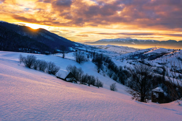 夜明けの冬の山岳田舎 - snow horizon winter shed ストックフォトと画像