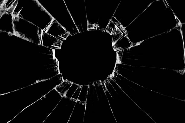 zerbrochenes glas auf schwarzem hintergrund, hallo auflösung foto kunst abstrakte textur objekt design - smashed window stock-fotos und bilder