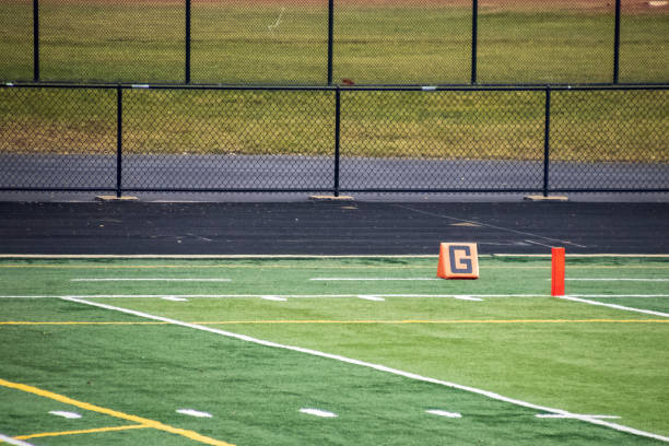 vista de marcadores alaranjados do objetivo no campo de futebol americano no estádio da high school - jarda - fotografias e filmes do acervo