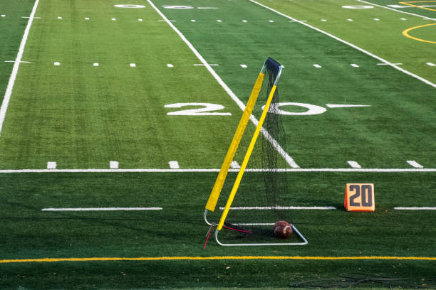 widok kicker netto i dwie piłki na 20 metrów linii bocznych amerykańskiego boiska do piłki nożnej sztucznej murawy - football field artificial turf end zone turf zdjęcia i obrazy z banku zdjęć