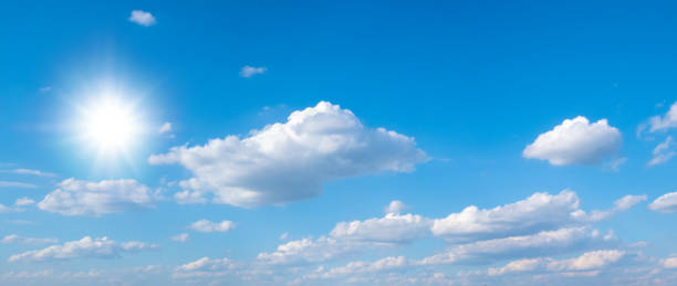 beau ciel bleu avec des nuages et le soleil blancs, panorama de fond de lumière du soleil - clear sky flash photos et images de collection