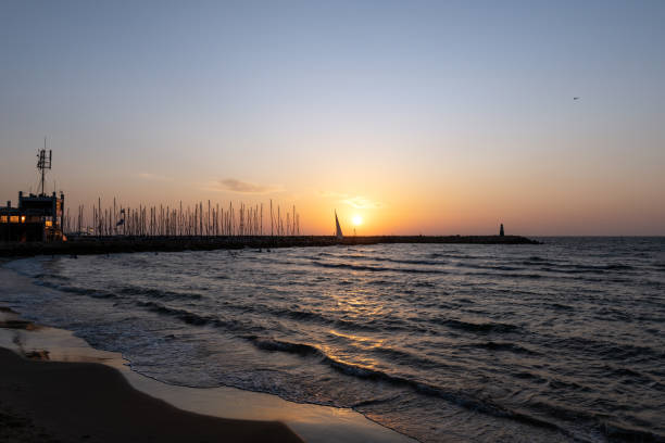 テルアビブ、イスラエルのマリーナの夕日。 - sailboat sunset tel aviv sea ストックフォトと画像