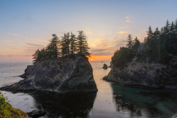 istock Secret Beach sunset along the Oregon Coast 1191065664