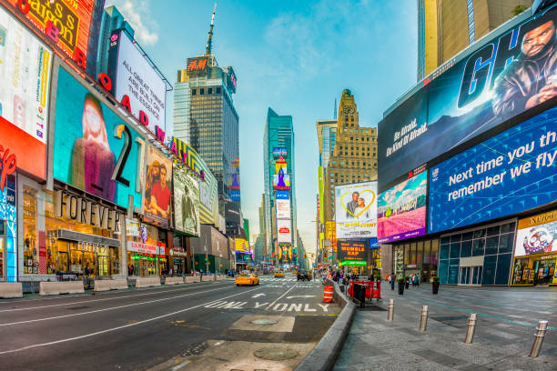 publicidad de neón de noticias, marcas y teatros en times square a última hora de la tarde - late afternoon fotografías e imágenes de stock