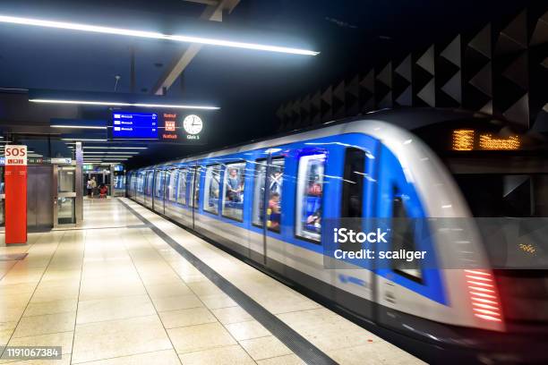 An Der Ubahnstation In München Zugfilme In Der Modernen Ubahn Stockfoto und mehr Bilder von Eisenbahn