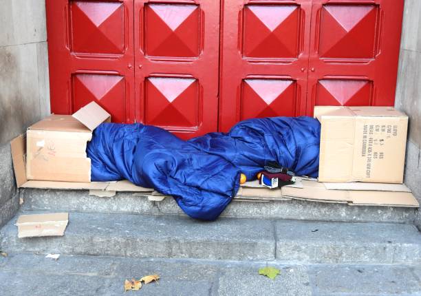 personas sin hogar - republic of ireland sadness household equipment northern europe fotografías e imágenes de stock