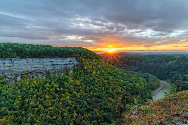 サンライズ アット アーチェリー フィールドオーバールック イン レッチワース州立公園 - letchworth state park ストックフォトと画像